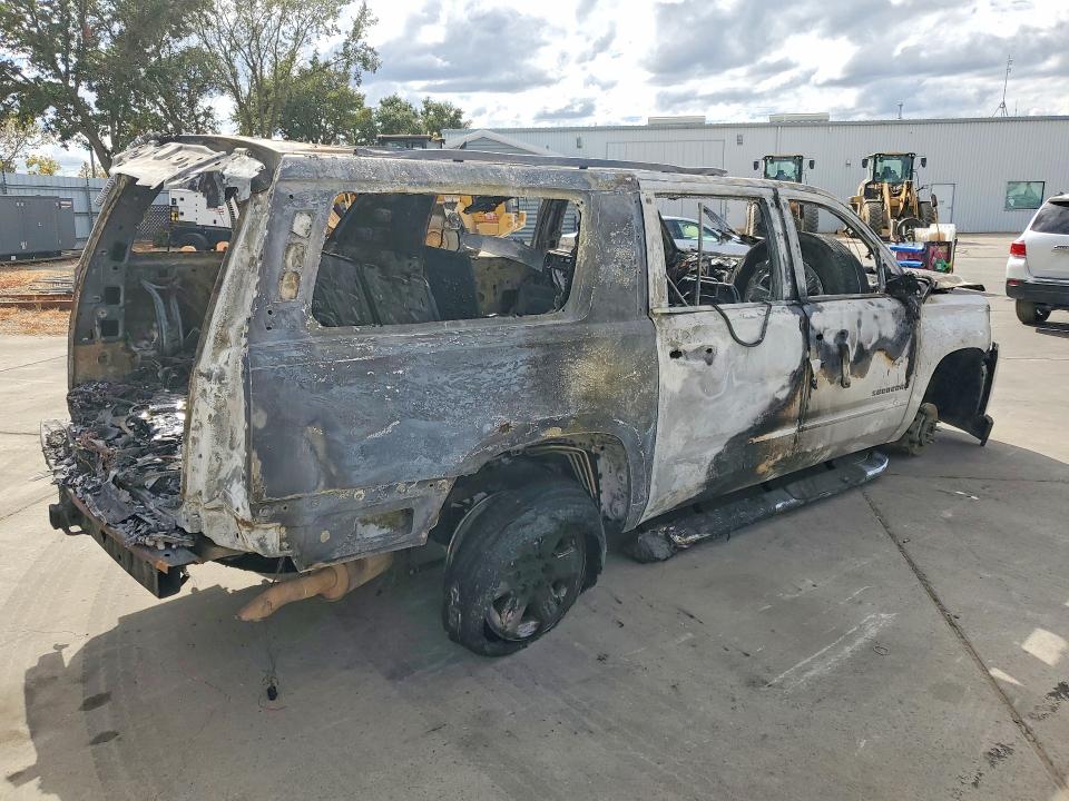 Photo 3 from auction – 2017 CHEVROLET SUBURBAN with VIN 1GNSCJKC5HR398477