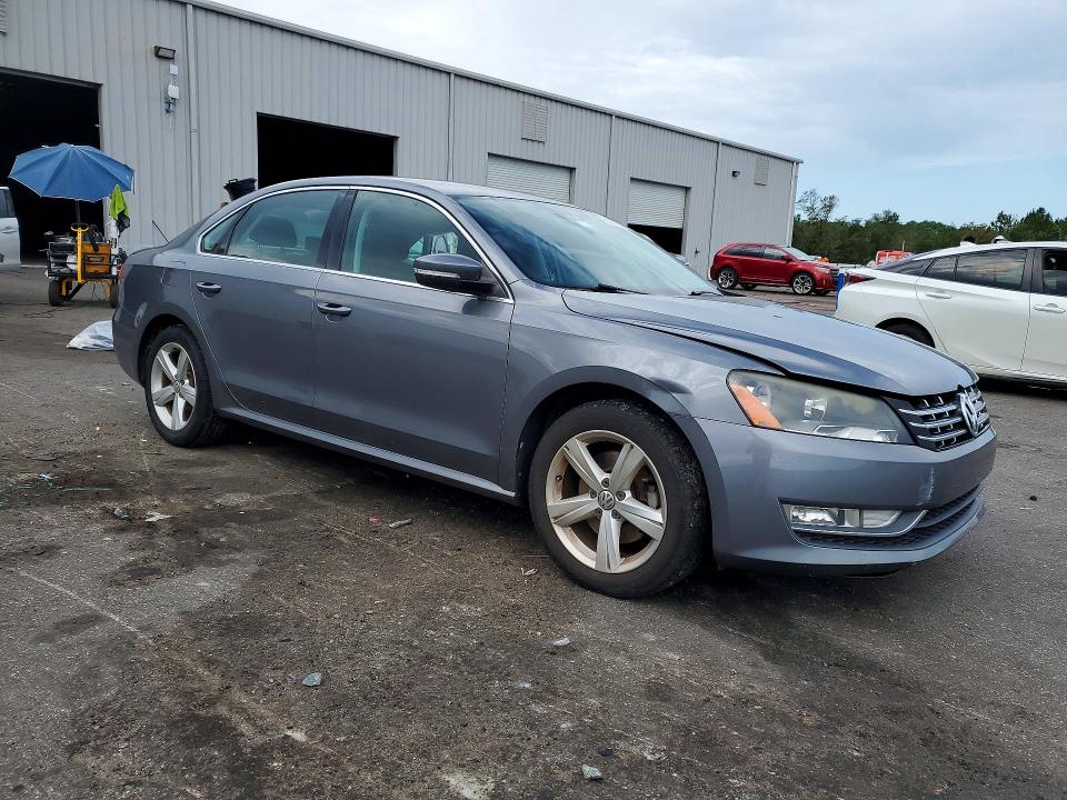 Снимка 4 от търг – 2015 VOLKSWAGEN PASSAT с VIN 1VWAS7A38FC079471