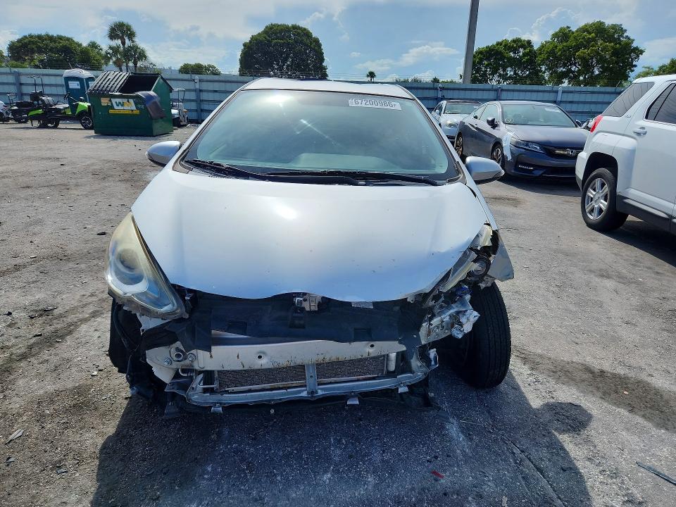Photo 5 from auction – 2016 TOYOTA PRIUS C with VIN JTDKDTB31G1119461