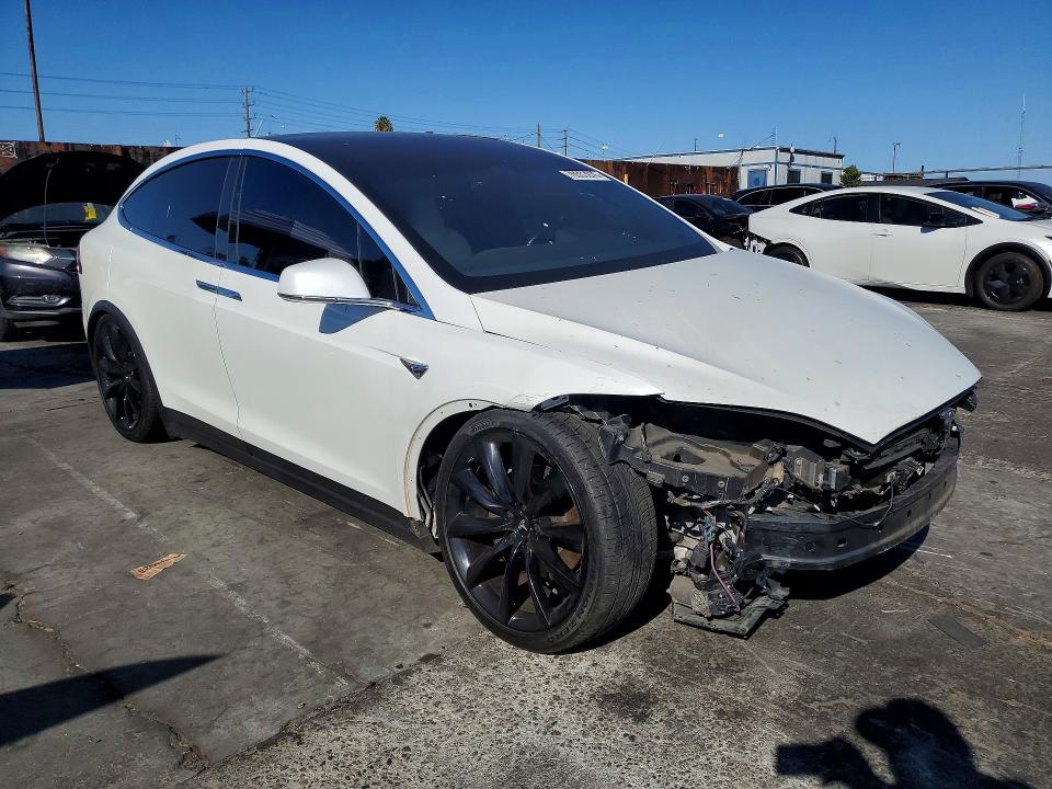 Foto 4 de la subasta – 2017 TESLA MODEL X con VIN 5YJXCBE21HF044050