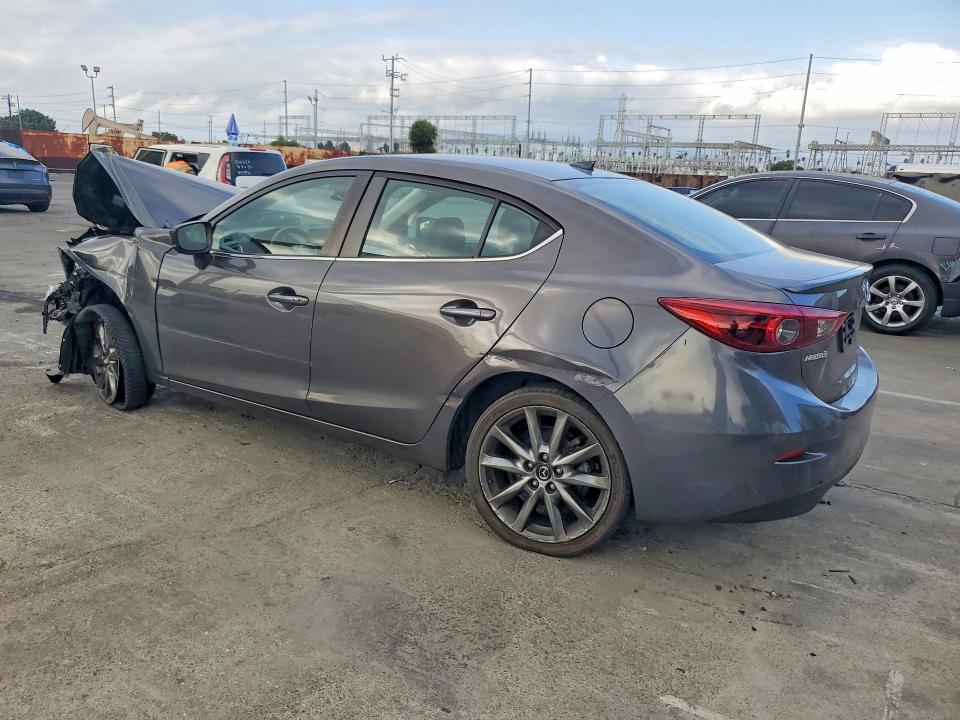 Снимка 2 от търг – 2018 MAZDA 3 с VIN 3MZBN1W33JM230077