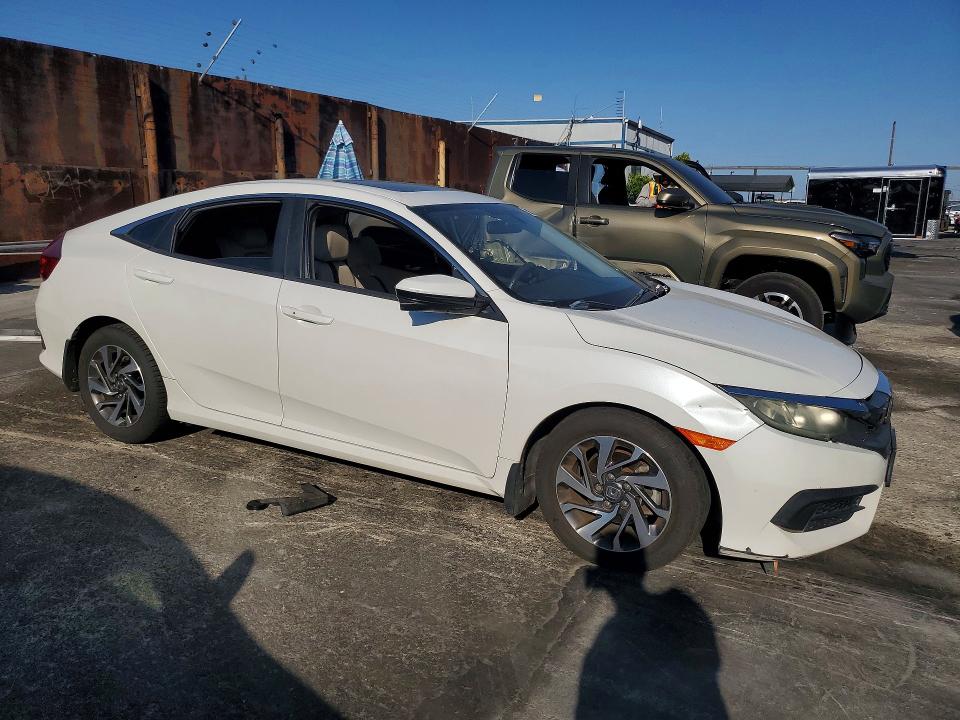 Снимка 4 от търг – 2016 HONDA CIVIC с VIN 19XFC2F72GE217388