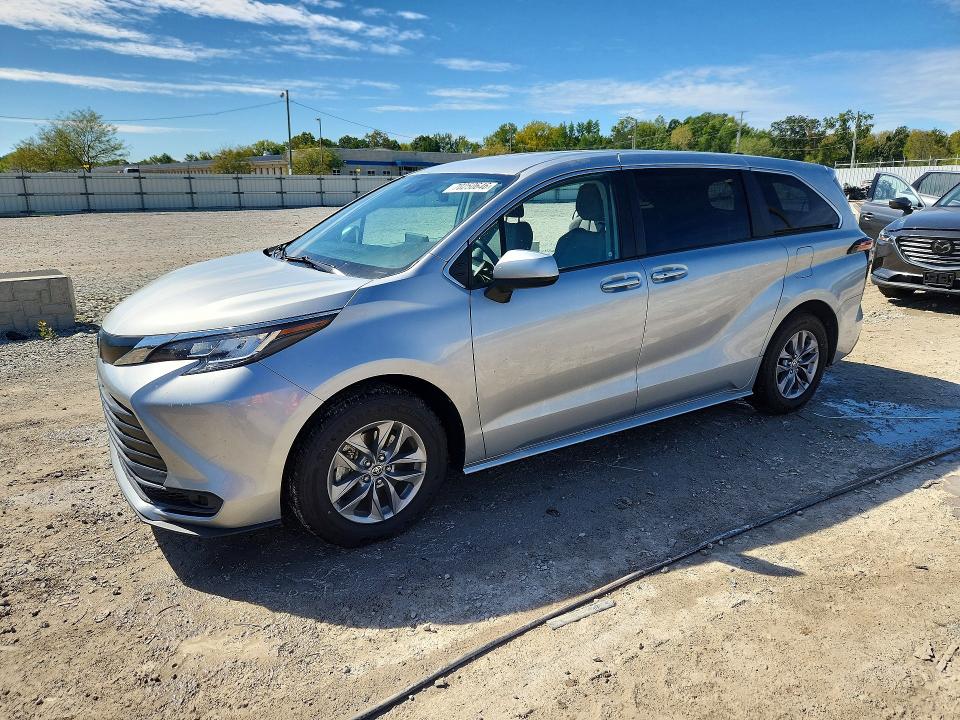 Photo 1 from auction – 2022 TOYOTA SIENNA with VIN 5TDKRKEC7NS113056