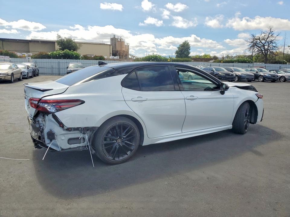 Photo 3 from auction – 2022 TOYOTA CAMRY with VIN 4T1K31AK7NU034583