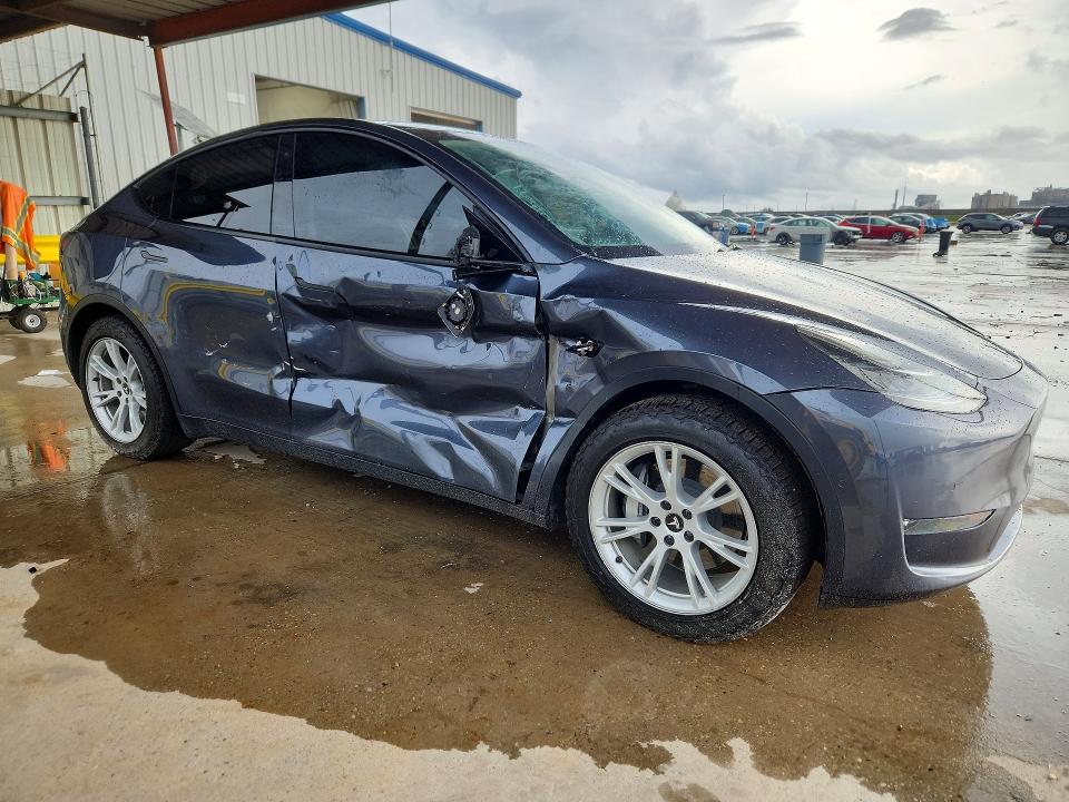Снимка 4 от търг – 2022 TESLA MODEL Y с VIN 7SAYGDEE5NA008176