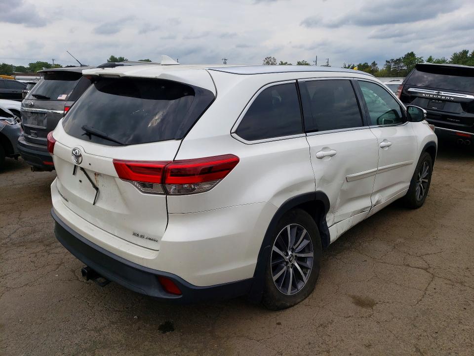 Photo 3 from auction – 2017 TOYOTA HIGHLANDER with VIN 5TDJZRFHXHS452588