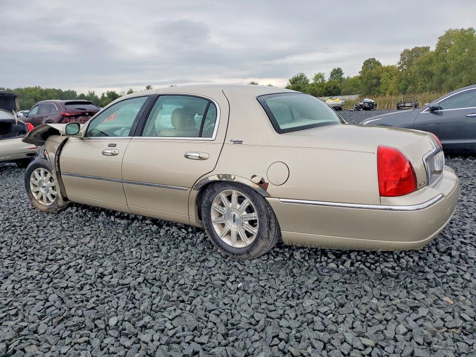 Photo 2 from auction – 2007 LINCOLN TOWN CAR with VIN 1LNHM82VX7Y613670