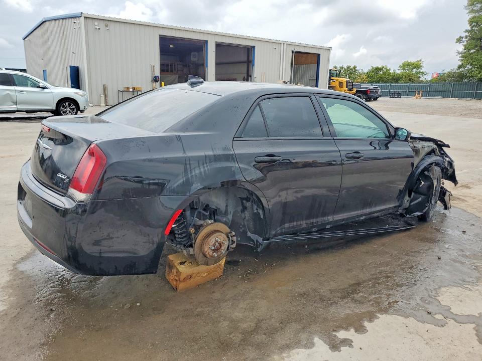 Фото 3 с аукциона – 2015 CHRYSLER 300 C RWD с VIN 2C3CCAGG0FH756904