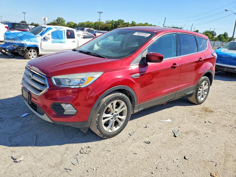 FORD ESCAPE 2017 مع رقم تعريف المركبة 1FMCU0GD5HUA77702 - صورة من المزاد