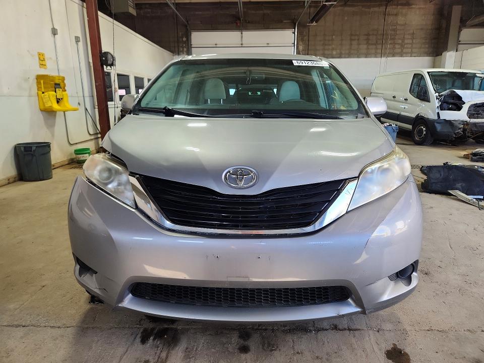 Foto 5 de la subasta – 2011 TOYOTA SIENNA con VIN 5TDKK3DC6BS124105