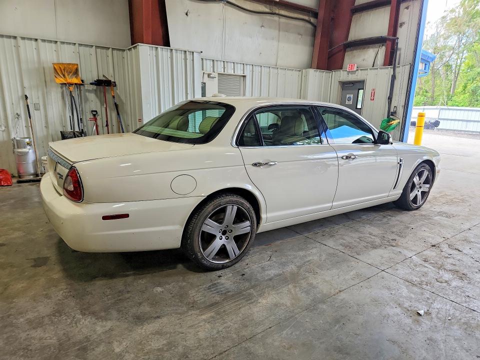 Photo 3 from auction – 2009 JAGUAR XJ with VIN SAJWA82B29SH30373