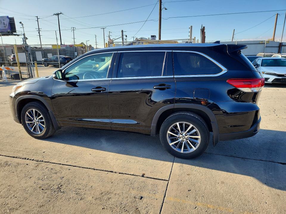 Photo 2 from auction – 2018 TOYOTA HIGHLANDER with VIN 5TDJZRFH4JS843967
