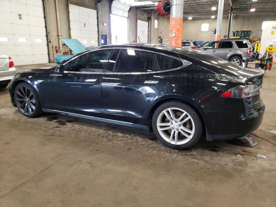 Снимка 2 от търг – 2015 TESLA MODEL S с VIN 5YJSA1H23FF083399