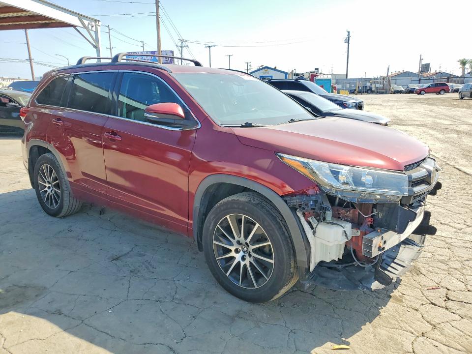 Снимка 4 от търг – 2018 TOYOTA HIGHLANDER с VIN 5TDKZRFH7JS540041