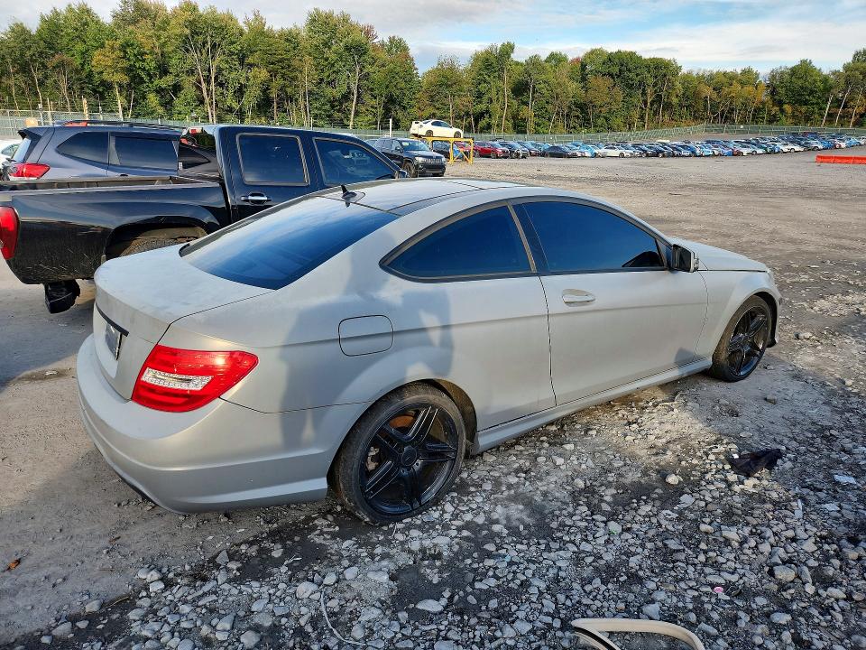 Снимка 3 от търг – 2013 MERCEDES-BENZ C с VIN WDDGJ4HB7DF957937