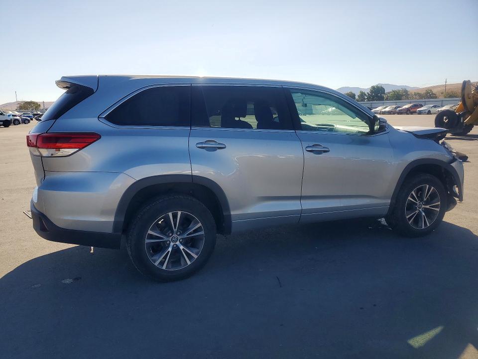 Снимка 3 от търг – 2018 TOYOTA HIGHLANDER с VIN 5TDZZRFH0JS248021