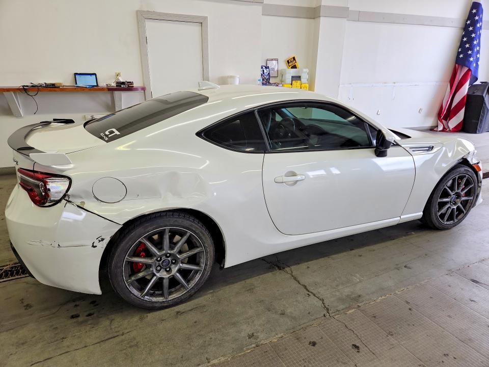 Снимка 3 от търг – 2018 SUBARU BRZ с VIN JF1ZCAC18J9600342