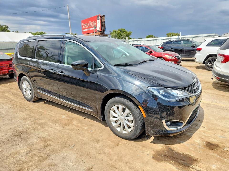 Photo 4 from auction – 2018 CHRYSLER PACIFICA with VIN 2C4RC1BG8JR142005