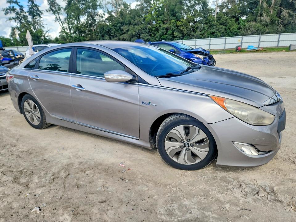 Photo 4 from auction – 2013 HYUNDAI SONATA with VIN KMHEC4A42DA094755