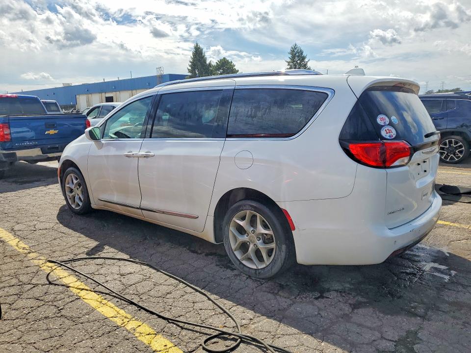 Photo 2 from auction – 2018 CHRYSLER PACIFICA with VIN 2C4RC1EGXJR292676