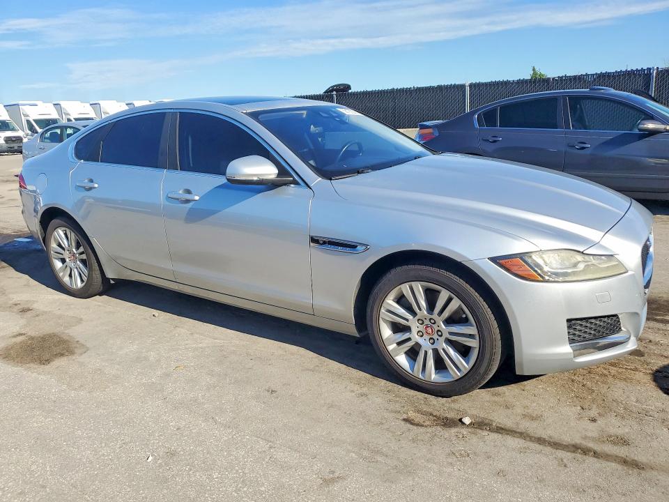 Photo 4 from auction – 2017 JAGUAR XF with VIN SAJBD4BVXHCY42479