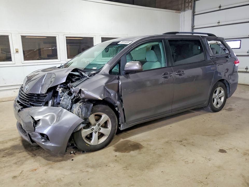 Снимка 1 от търг – 2014 TOYOTA SIENNA с VIN 5TDKK3DCXES471733
