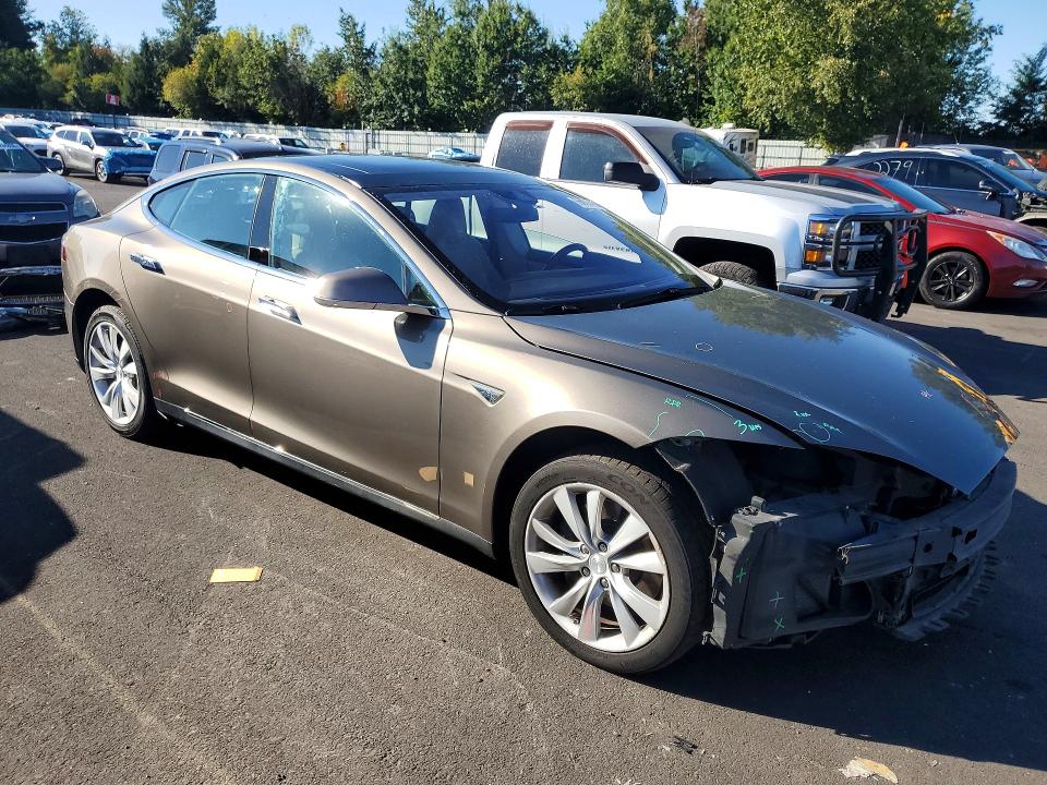 Foto 4 de la subasta – 2015 TESLA MODEL S con VIN 5YJSA1H28FF095144