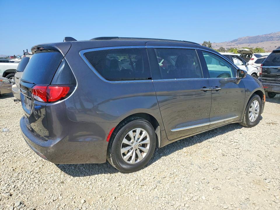 Photo 3 from auction – 2017 CHRYSLER PACIFICA with VIN 2C4RC1BG9HR517491