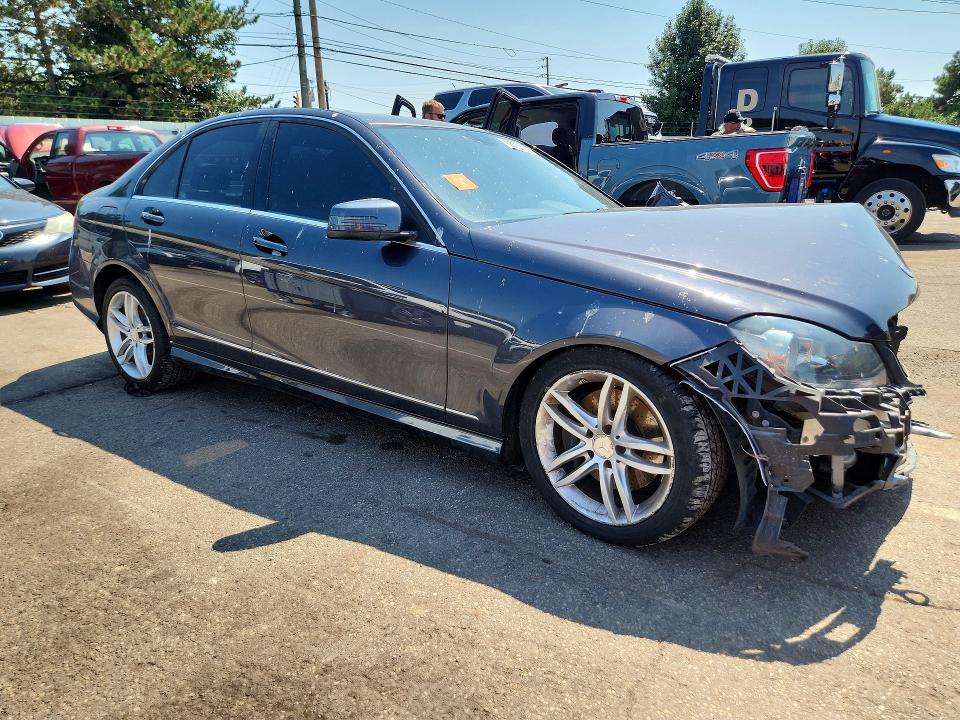 Photo 4 from auction – 2013 MERCEDES-BENZ C with VIN WDDGF8AB2DR247037