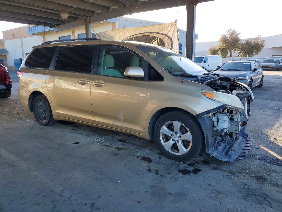 Снимка 4 от търг – 2011 TOYOTA SIENNA с VIN 5TDKK3DC3BS034345