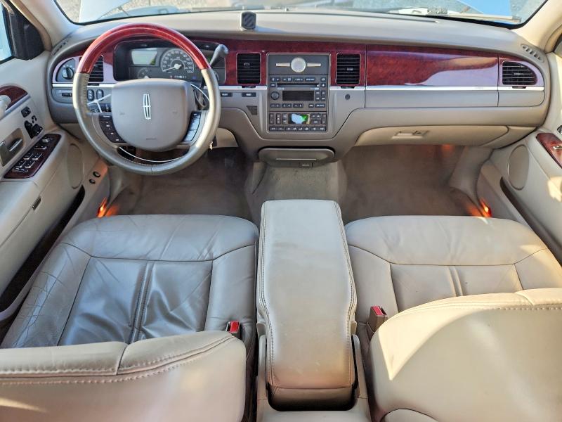 Photo 8 from auction – 2005 LINCOLN TOWN CAR with VIN 1LNHM82W05Y657666