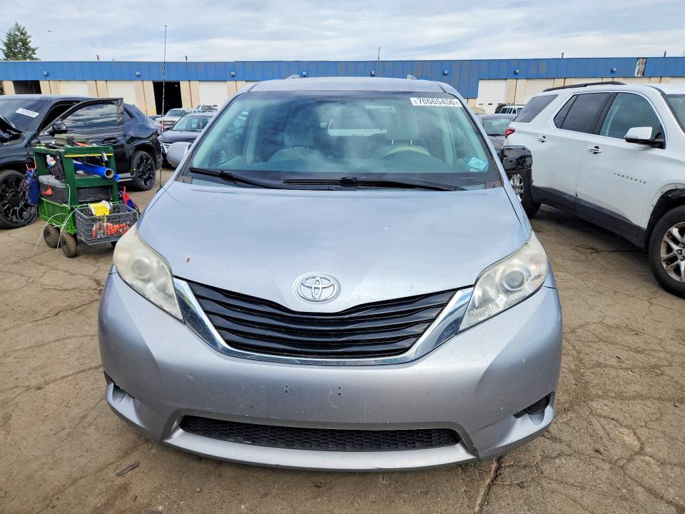 صورة رقم 5 من المزاد - 2014 TOYOTA SIENNA مع VIN 5TDKK3DC4ES508498