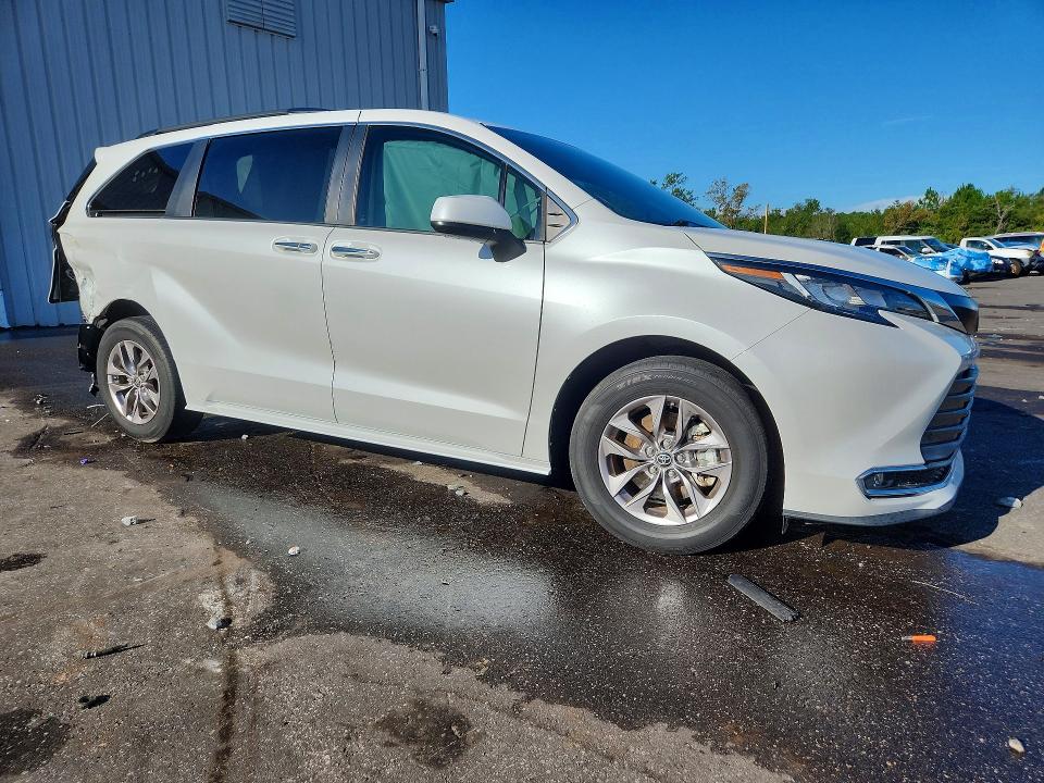 Photo 4 from auction – 2023 TOYOTA SIENNA with VIN 5TDJRKEC4PS156929