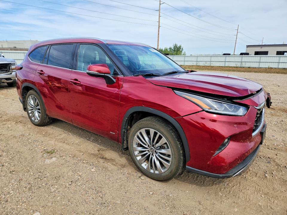 Снимка 4 от търг – 2024 TOYOTA HIGHLANDER HYBRID с VIN 5TDEBRCH8RS141821