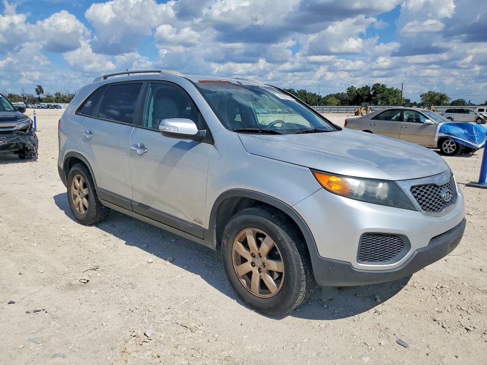Photo 4 from auction – 2013 KIA SORENTO with VIN 5XYKTDA24DG343806