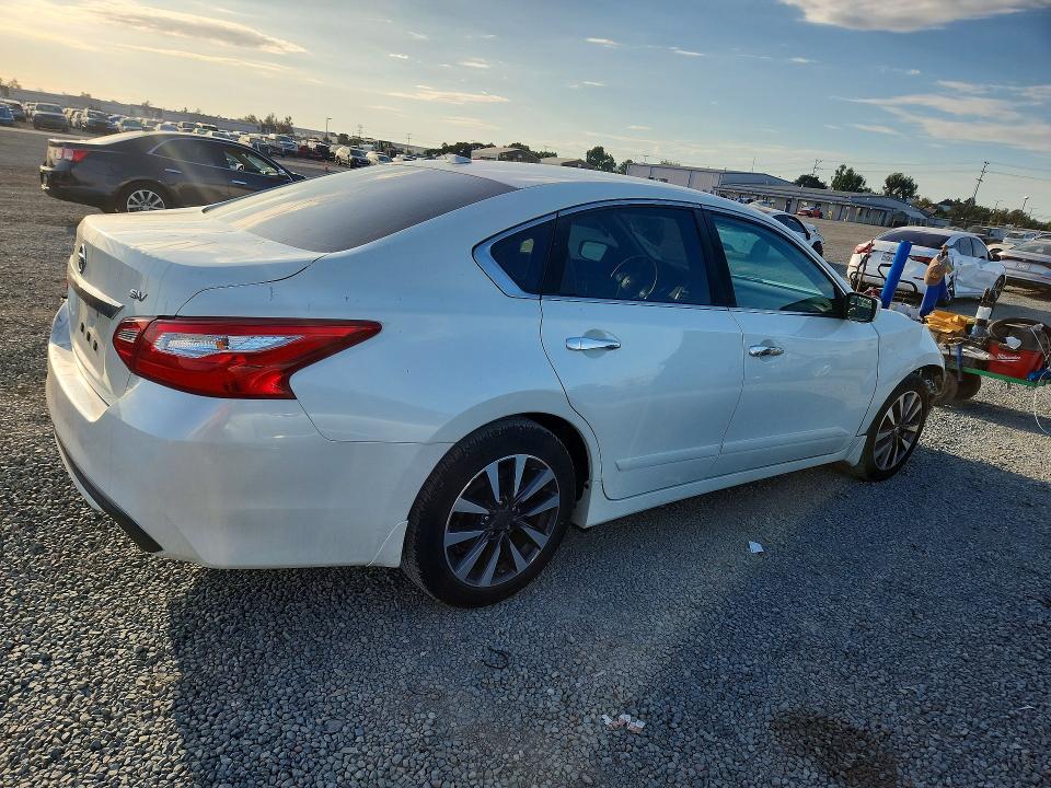 Photo 3 from auction – 2017 NISSAN ALTIMA with VIN 1N4AL3AP4HC124166