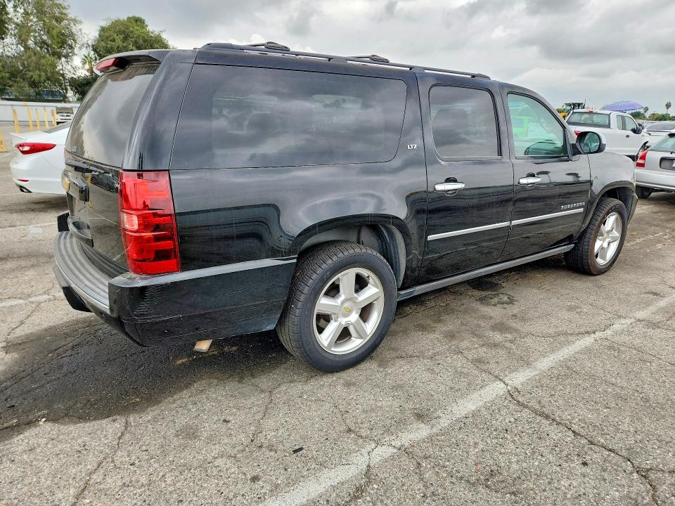 Photo 3 from auction – 2013 CHEVROLET SUBURBAN with VIN 1GNSCKE03DR182273