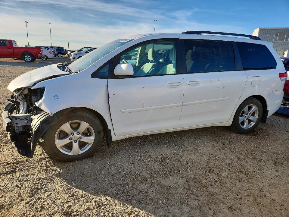 TOYOTA SIENNA 2013 с VIN 5TDKK3DC7DS317673 - Снимка от търг
