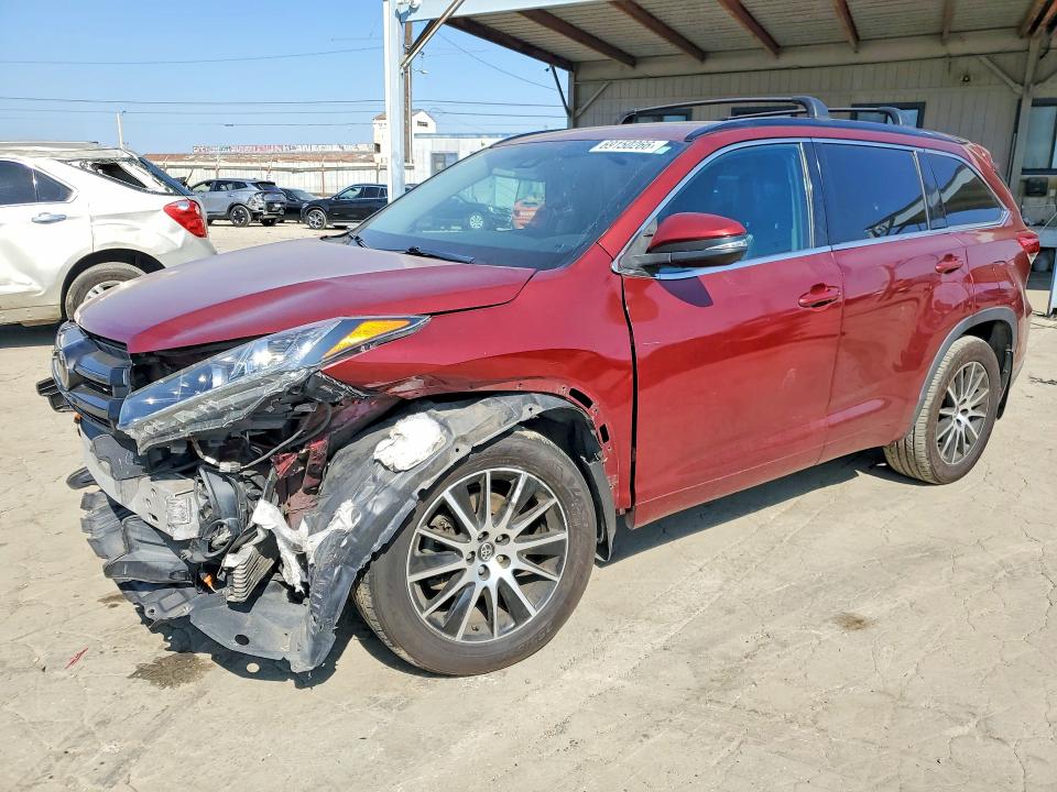 Снимка 1 от търг – 2018 TOYOTA HIGHLANDER с VIN 5TDKZRFH7JS540041