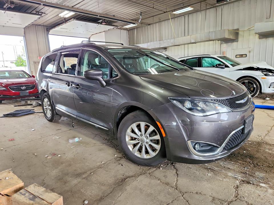 Photo 4 from auction – 2018 CHRYSLER PACIFICA with VIN 2C4RC1EG5JR194736