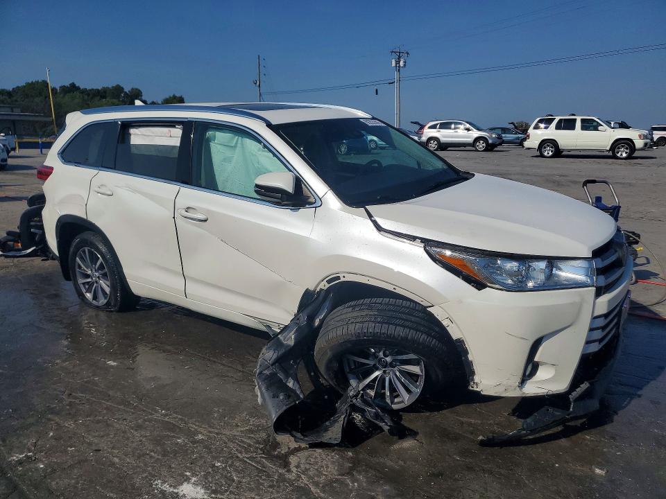 Снимка 4 от търг – 2018 TOYOTA HIGHLANDER с VIN 5TDJZRFH4JS845296