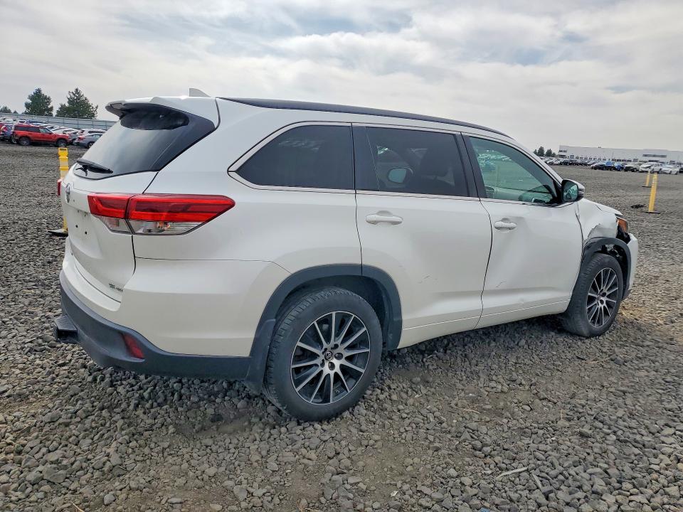 Zdjęcie 3 z aukcji – 2017 TOYOTA HIGHLANDER z VIN 5TDJZRFH4HS443028