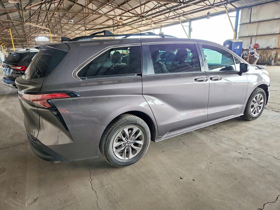 Photo 3 from auction – 2021 TOYOTA SIENNA with VIN 5TDKRKEC2MS053637