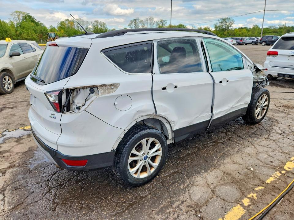 Photo 3 from auction – 2017 FORD ESCAPE with VIN 1FMCU9GD2HUC09948