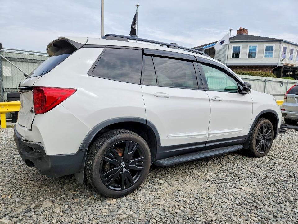 Photo 3 from auction – 2023 HONDA PASSPORT with VIN 5FNYF8H05PB013553