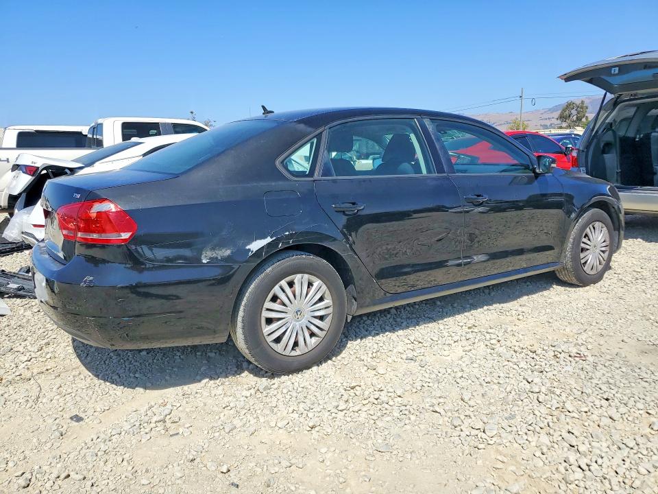 Снимка 3 от търг – 2015 VOLKSWAGEN PASSAT с VIN 1VWAT7A31FC075940