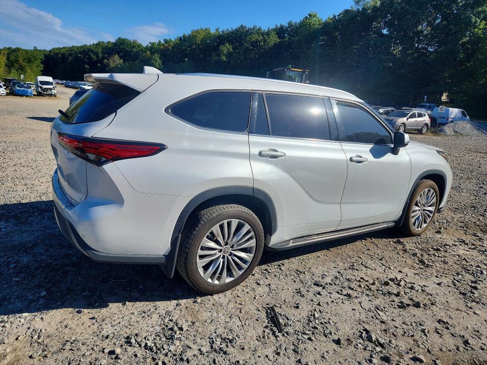 Photo 3 from auction – 2022 TOYOTA HIGHLANDER with VIN 5TDFZRBH7NS200255