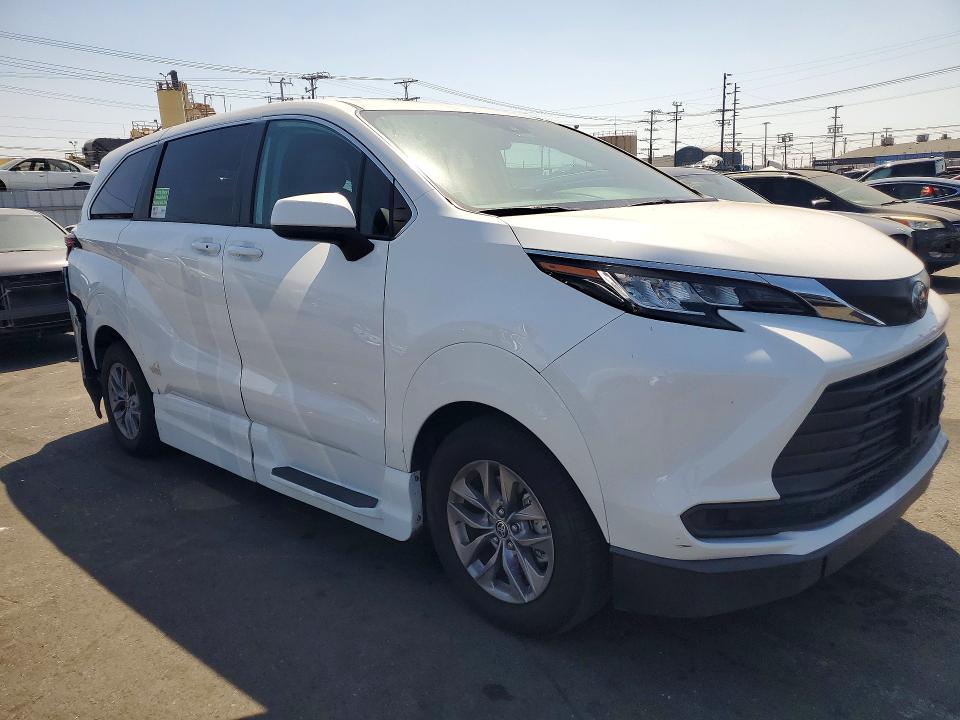 Photo 4 from auction – 2022 TOYOTA SIENNA with VIN 5TDKSKFC5NS071067
