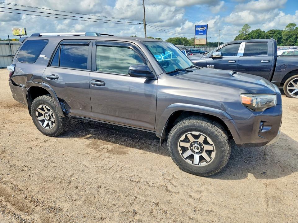 Photo 4 from auction – 2018 TOYOTA 4RUNNER with VIN JTEBU5JR6J5504737