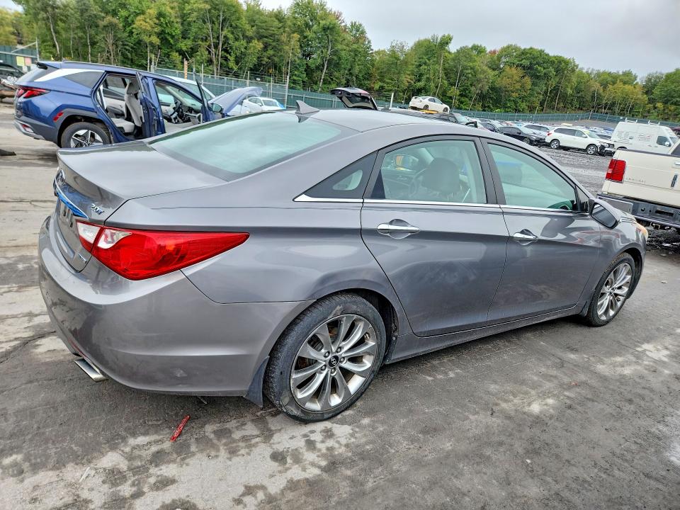 Photo 3 from auction – 2011 HYUNDAI SONATA with VIN 5NPEC4AB6BH253222
